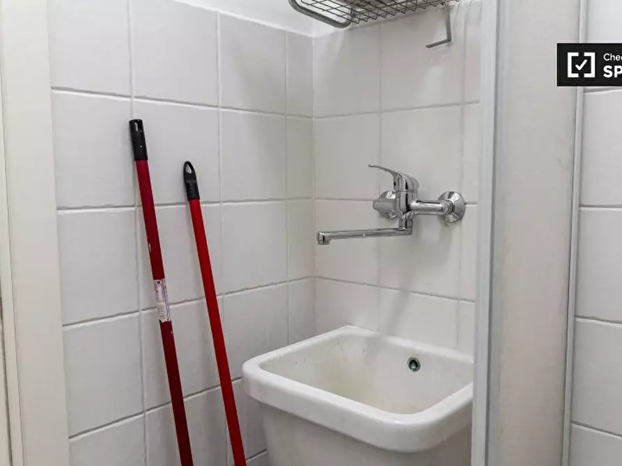 Immagine 17 di Camera condivisa in affitto  in Viale delle Provincie a Roma