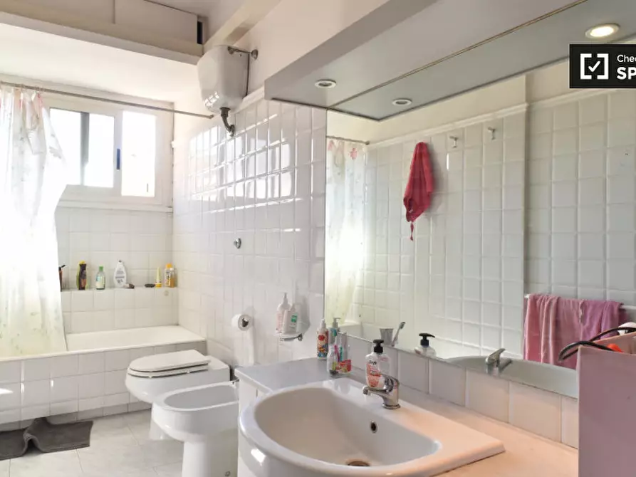 Immagine 16 di Camera condivisa in affitto  in Via dei Liburni a Roma