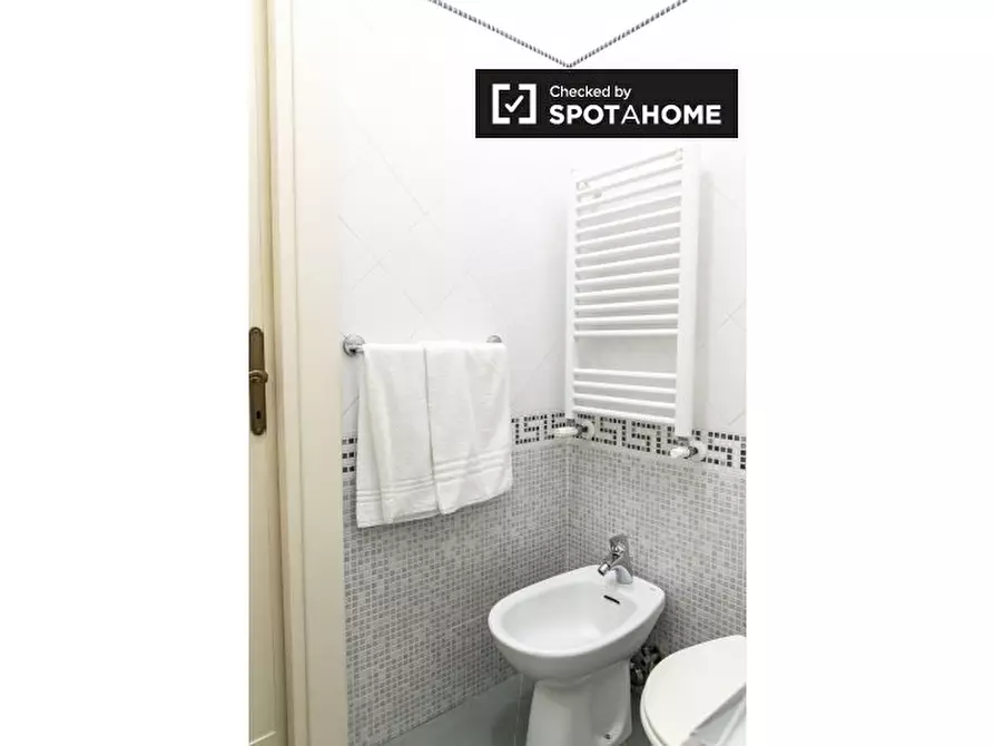 Immagine 10 di Camera condivisa in affitto  in Via della Cava Aurelia a Roma