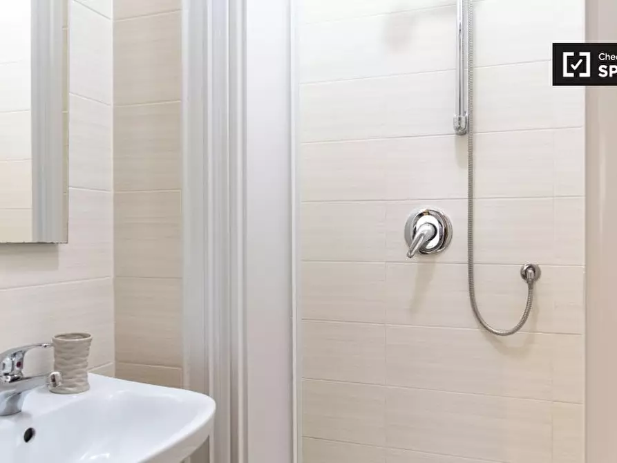 Immagine 6 di Camera condivisa in affitto  in Via Tarquinio Collatino a Roma