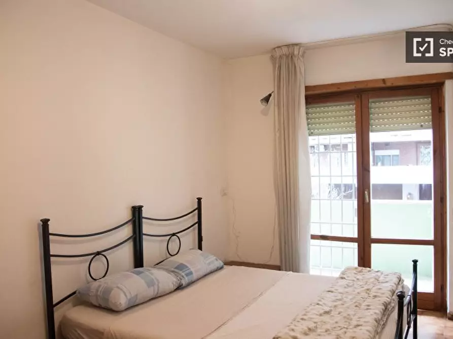 Immagine 2 di Camera condivisa in affitto  in Via Libero Leonardi a Roma