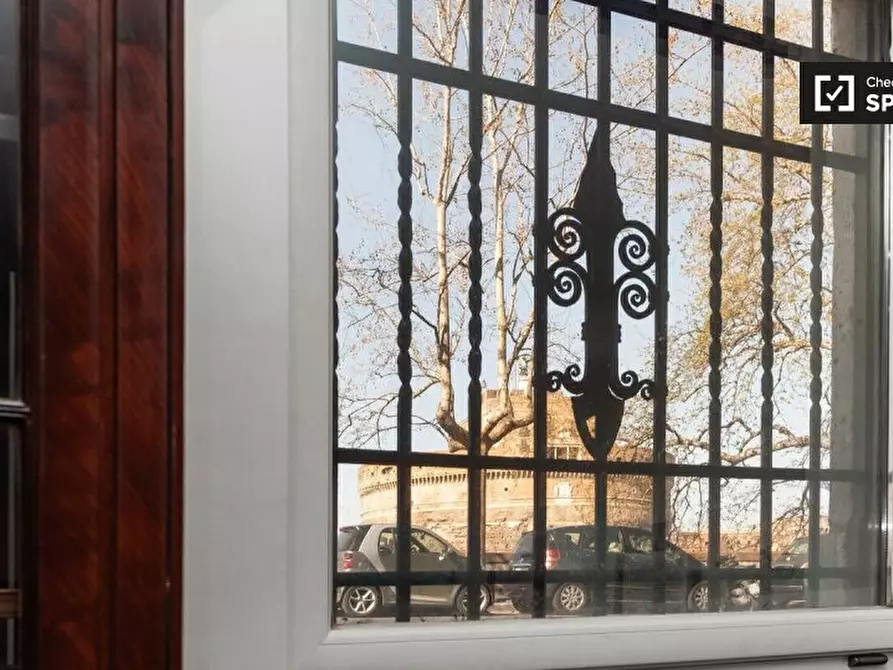 Immagine 11 di Appartamento in affitto  in Lungotevere degli Altoviti a Roma