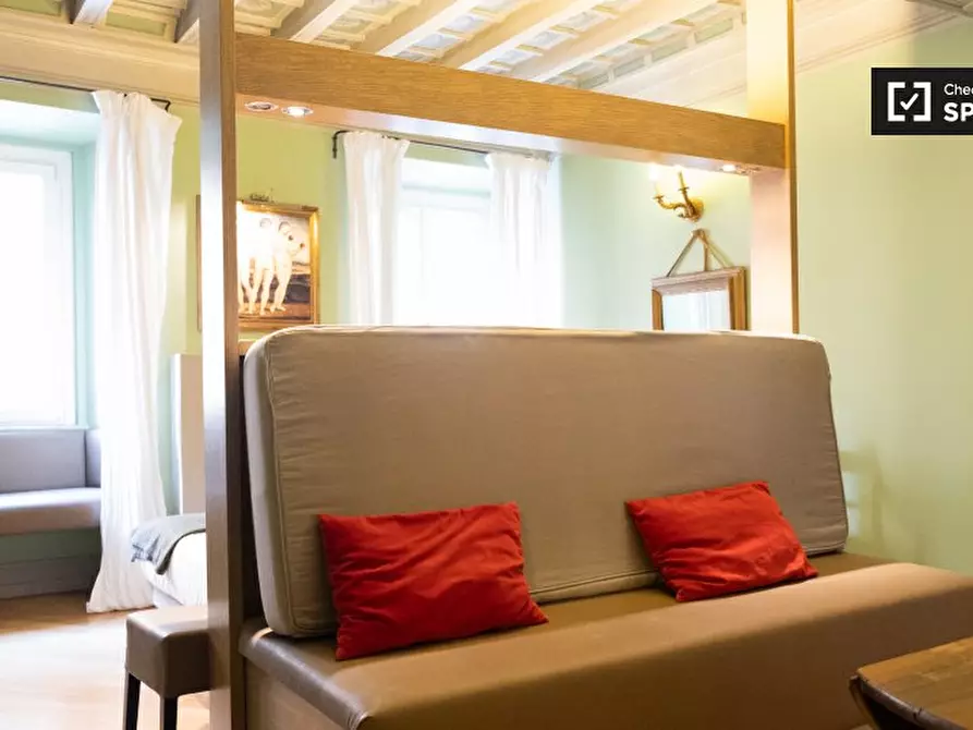 Immagine 5 di Appartamento in affitto  in Via del Banco di Santo Spirito a Roma