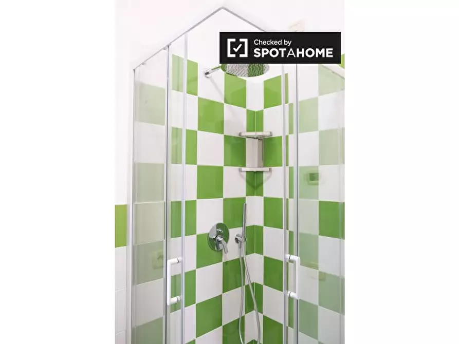 Immagine 5 di Camera condivisa in affitto  in Via dei Giovi a Roma