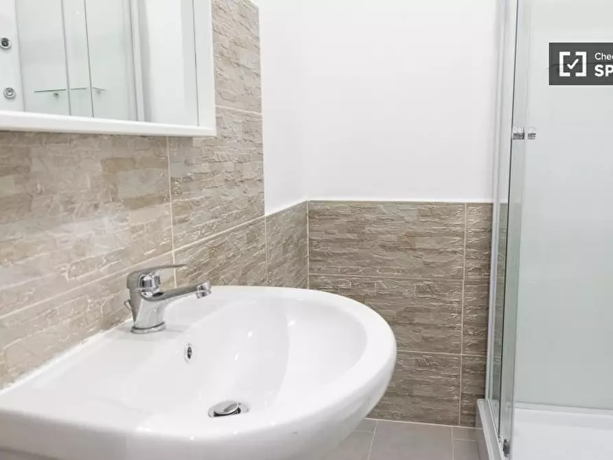 Immagine 9 di Camera condivisa in affitto  in Piazza Regina Margherita a Roma