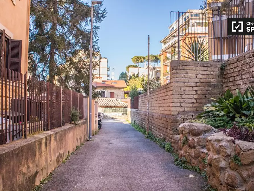 Immagine 10 di Camera condivisa in affitto  in Vicolo del Vicario, 00165 Roma RM, Italy a Roma