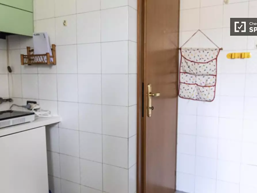 Immagine 8 di Camera condivisa in affitto  in Via Carlo Mirabello a Roma