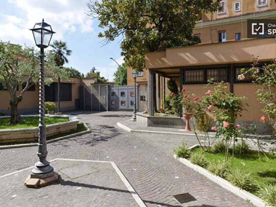Immagine 10 di Camera condivisa in affitto  in Via Alessandro Brisse a Roma