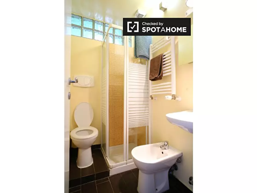 Immagine 14 di Camera condivisa in affitto  in Via Appia Nuova a Roma