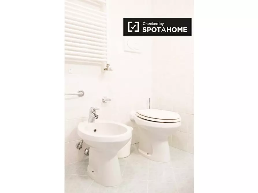 Immagine 7 di Camera condivisa in affitto  in Via dei Giovi a Roma