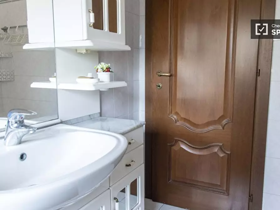 Immagine 5 di Camera condivisa in affitto  in Via Aurelio Mistruzzi a Roma