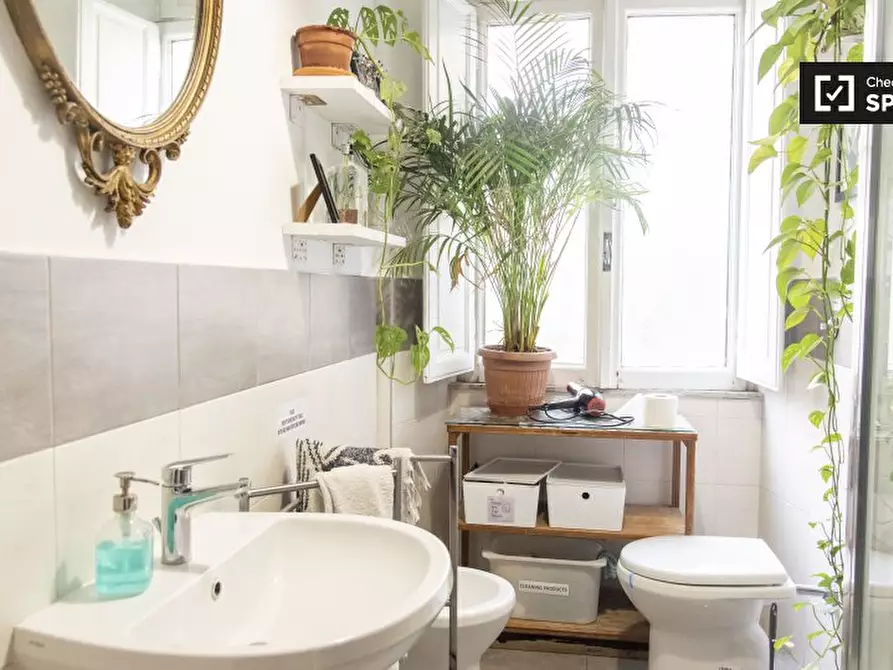 Immagine 10 di Camera condivisa in affitto  in Viale Glorioso a Roma