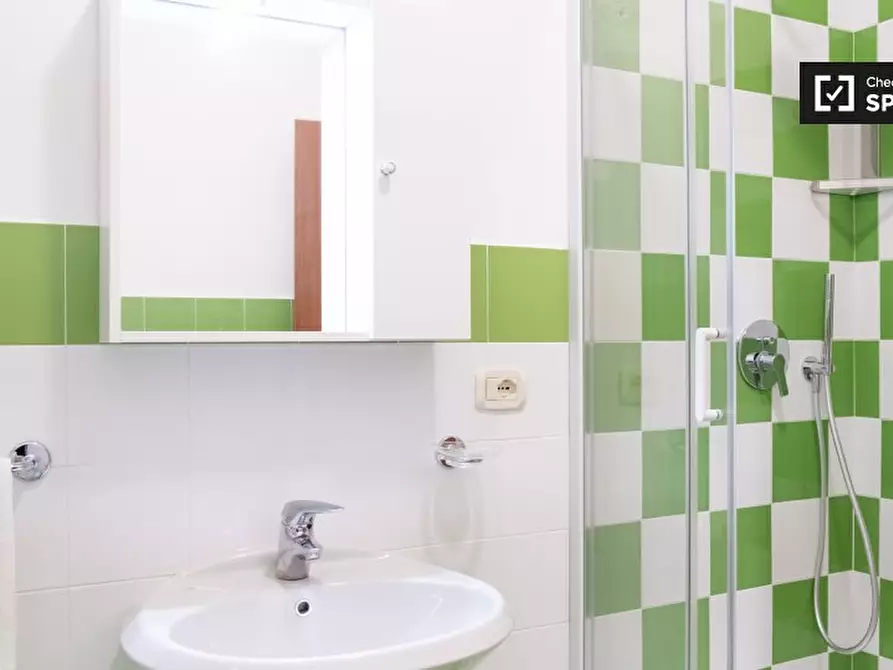Immagine 6 di Camera condivisa in affitto  in Via dei Giovi a Roma