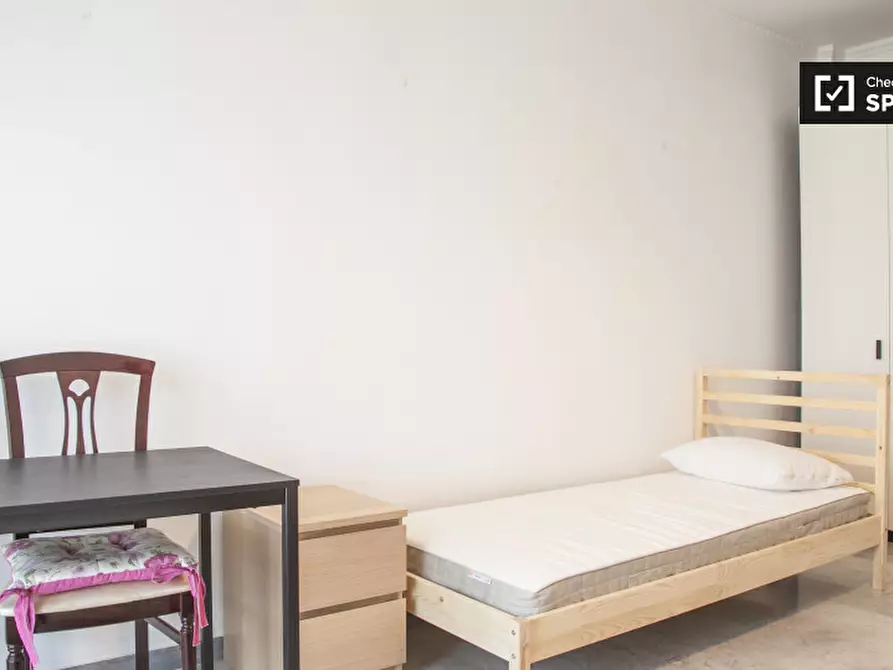 Immagine 3 di Camera condivisa in affitto  in Via Sestio Menas a Roma