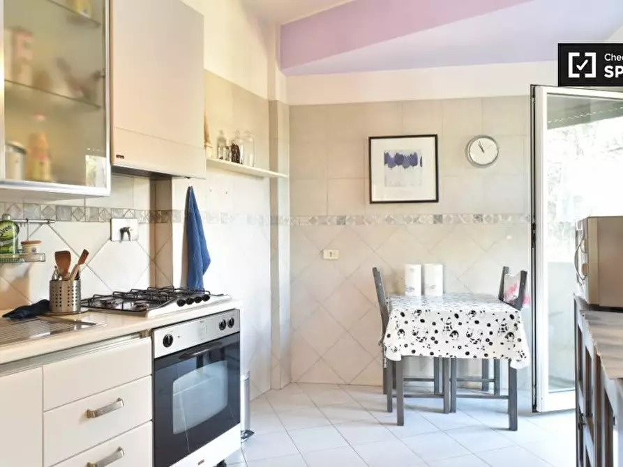 Immagine 11 di Camera condivisa in affitto  in Via Ivanoe Bonomi a Roma