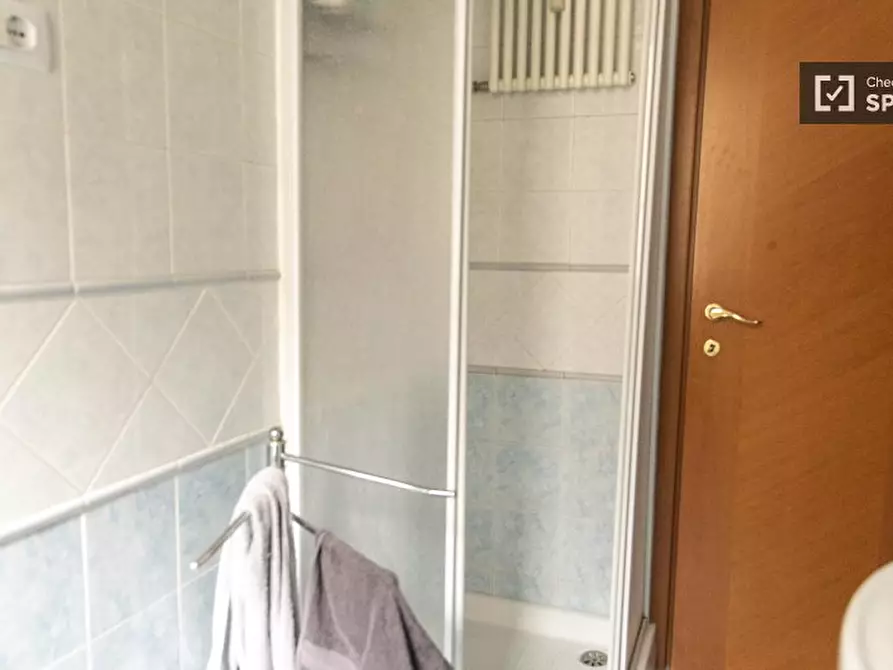 Immagine 12 di Camera condivisa in affitto  in Via Genzano a Roma