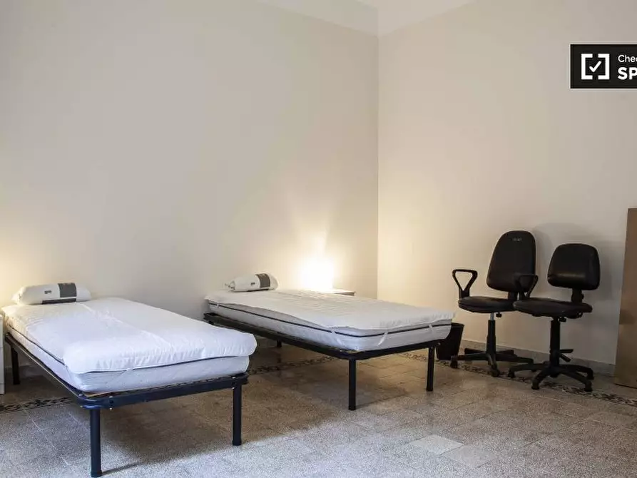 Immagine 4 di Camera condivisa in affitto  in Largo Magnagrecia a Roma