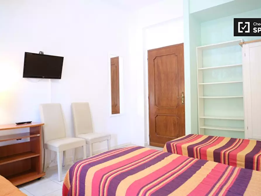 Immagine 2 di Camera condivisa in affitto  in Viale dell'Arte, 00144 Roma RM, Italy a Roma