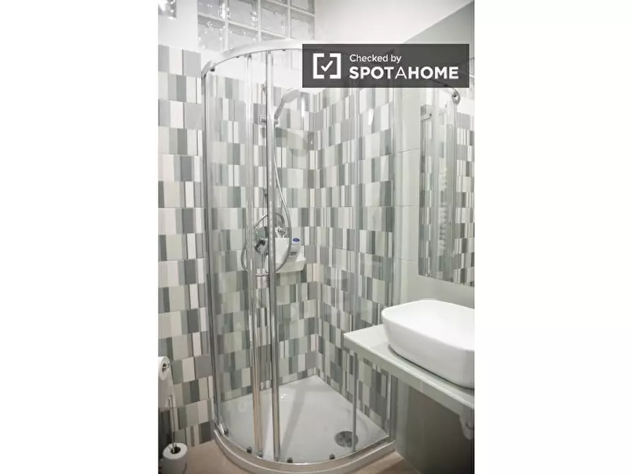 Immagine 1 di Camera condivisa in affitto  in Via Caprarola a Roma