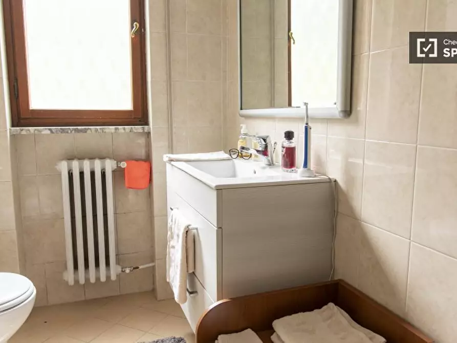 Immagine 6 di Camera condivisa in affitto  in Via Mattia Battistini a Roma