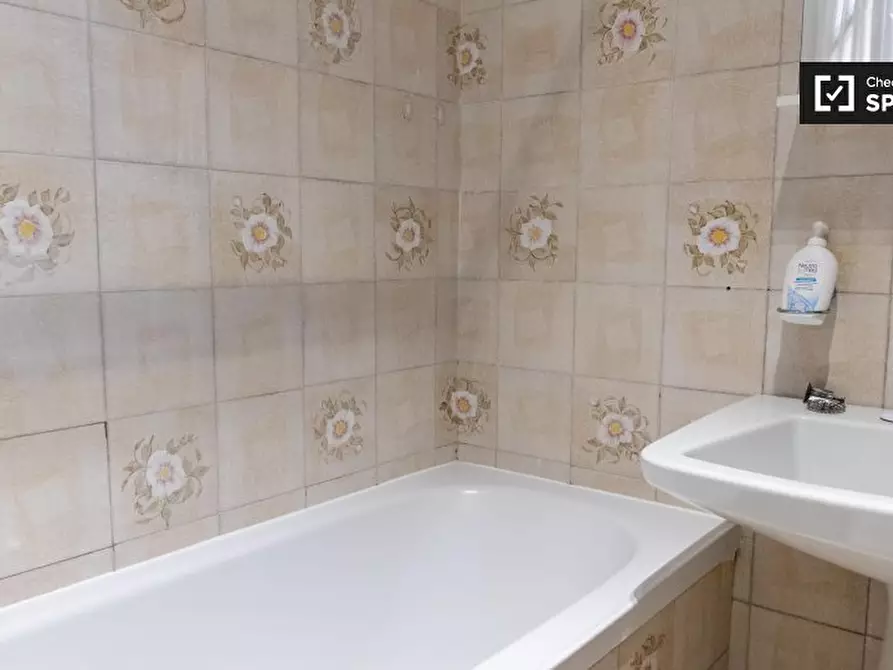 Immagine 18 di Camera condivisa in affitto  in Via Antonino Pio a Roma