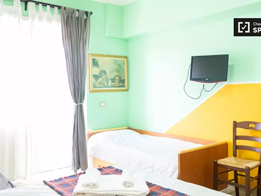 Immagine 3 di Camera condivisa in affitto  in Via Venzone a Roma