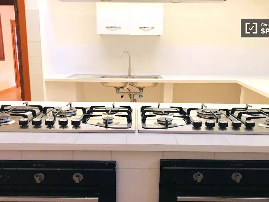 Immagine 14 di Camera condivisa in affitto  in Via Alessandro Brisse a Roma