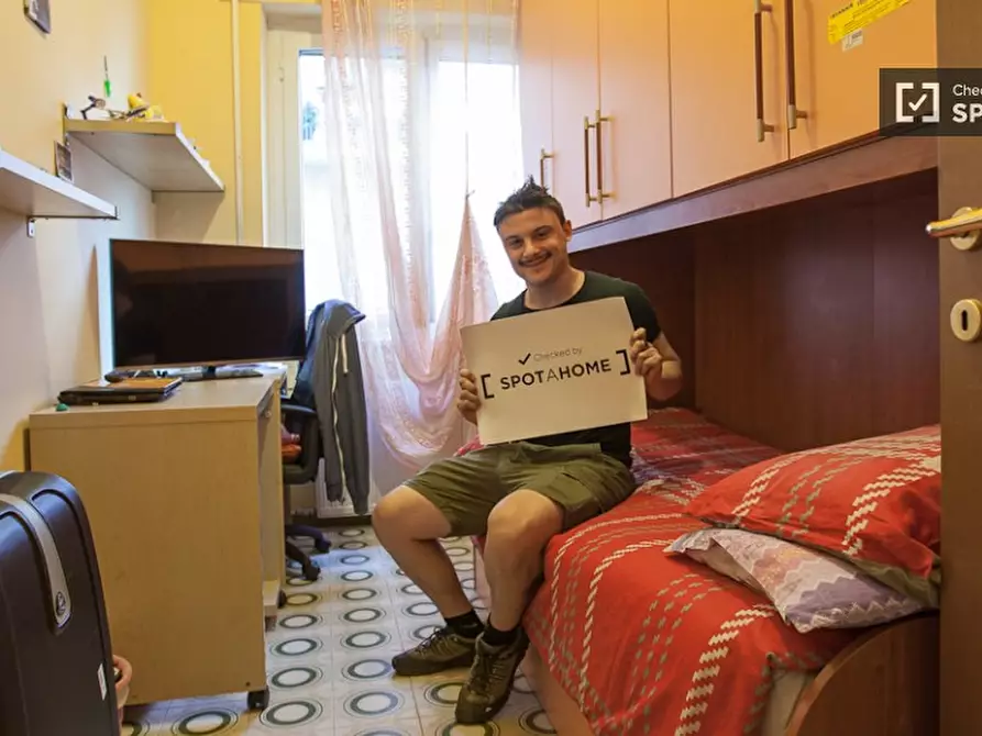 Immagine 9 di Camera condivisa in affitto  in Via Montefalco a Roma