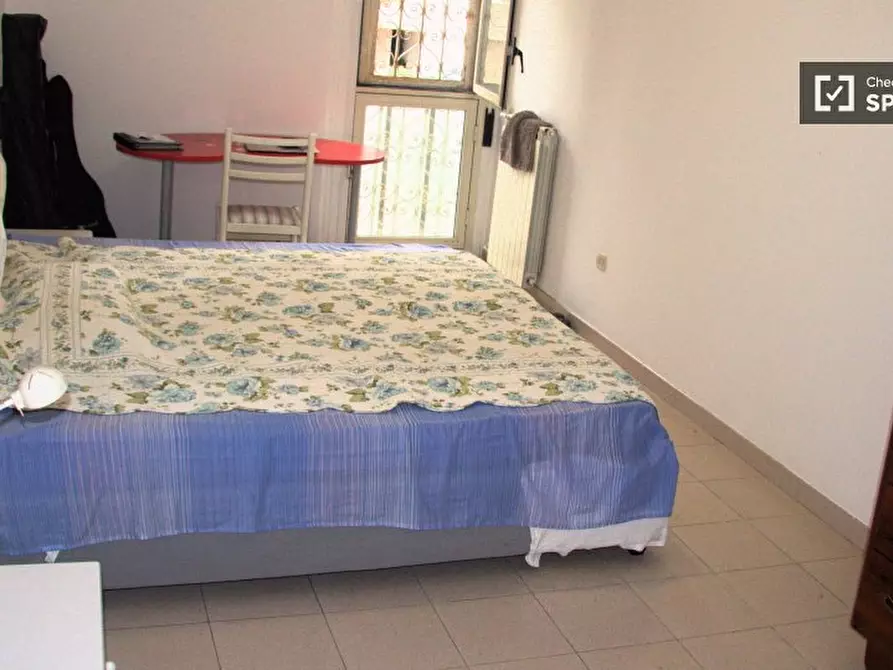 Immagine 1 di Camera condivisa in affitto  in Via Giuseppe de Robertis a Roma