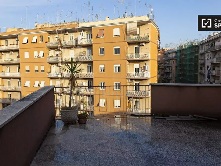 Immagine 18 di Camera condivisa in affitto  in Via Zenodossio a Roma