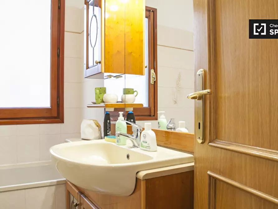 Immagine 11 di Camera condivisa in affitto  in Via Sestio Menas a Roma