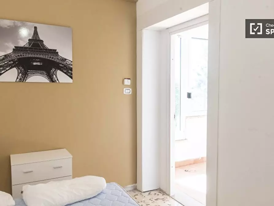 Immagine 3 di Camera condivisa in affitto  in Via Gregorio Ricci Curbastro a Roma