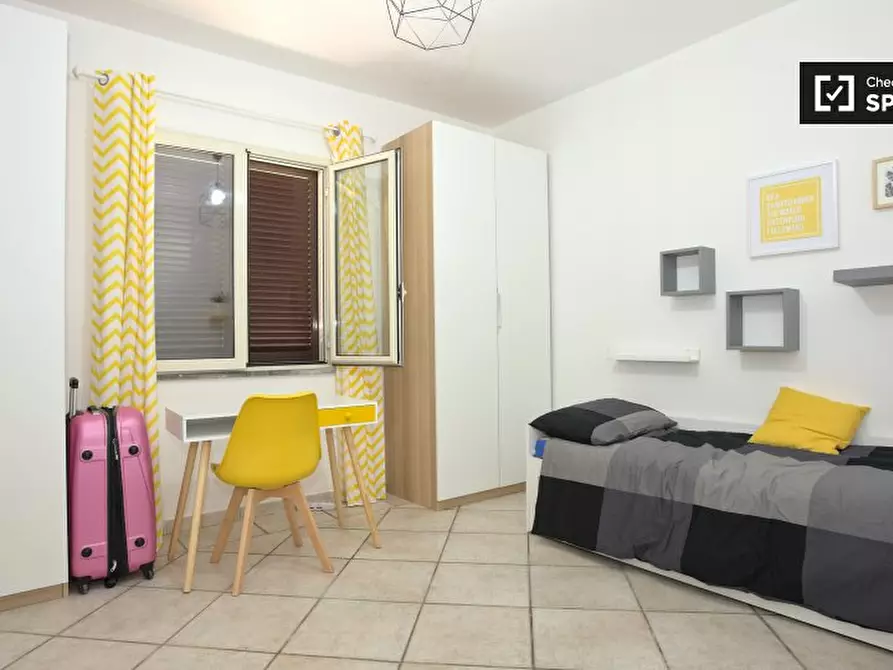 Immagine 8 di Camera condivisa in affitto  in Via Raddusa a Roma