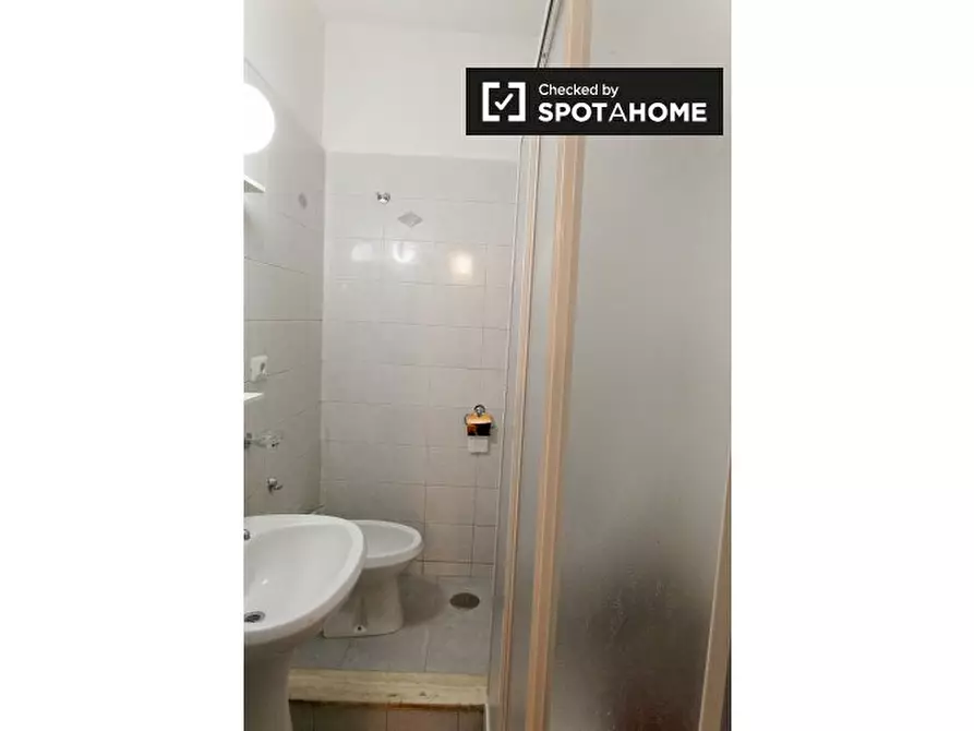 Immagine 12 di Camera condivisa in affitto  in Via Paola Falconieri a Roma