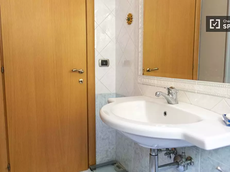 Immagine 11 di Camera condivisa in affitto  in Via della Fisica a Roma