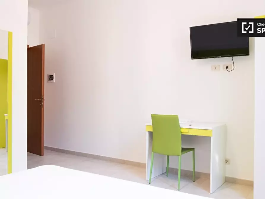 Immagine 3 di Camera condivisa in affitto  in Via dei Giovi a Roma