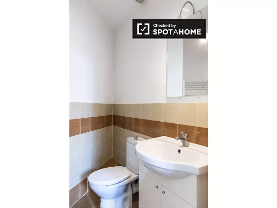 Immagine 6 di Camera condivisa in affitto  in Viale Regina Margherita a Roma