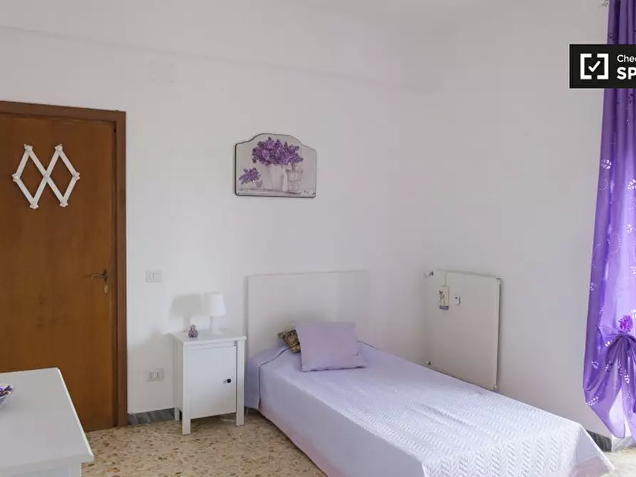 Immagine 5 di Camera condivisa in affitto  in Via della Massimilla a Roma