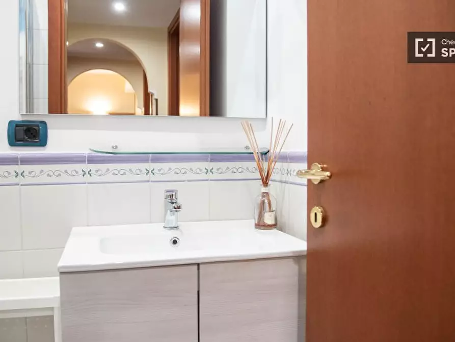 Immagine 11 di Appartamento in affitto  in Via Manfredi Azzarita a Roma