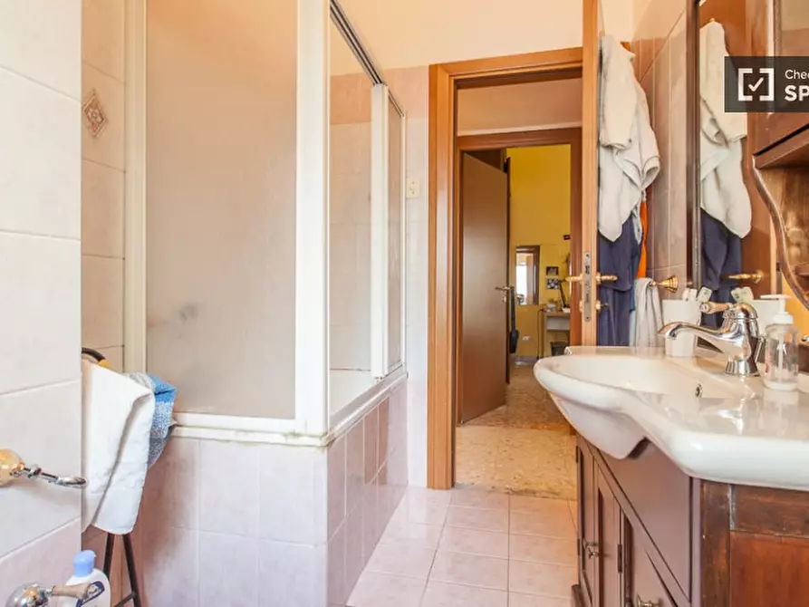 Immagine 19 di Camera condivisa in affitto  in Via Montefalco a Roma