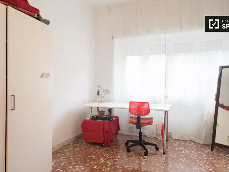 Immagine 4 di Camera condivisa in affitto  in Largo dei Colli Albani a Roma