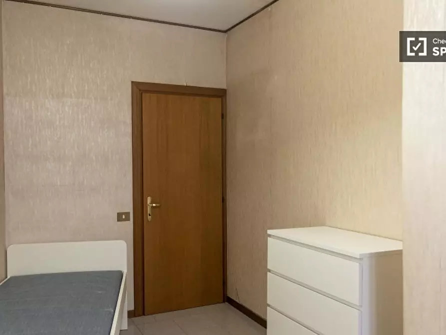 Immagine 2 di Camera condivisa in affitto  in Via Carlo Mirabello a Roma