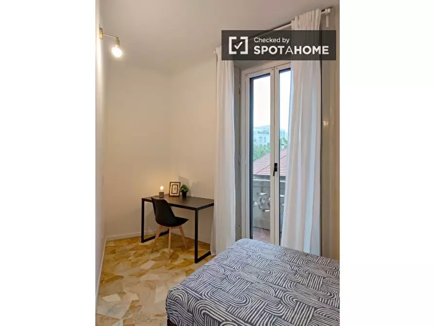 Immagine 2 di Camera condivisa in affitto  in Via Plinio a Milano