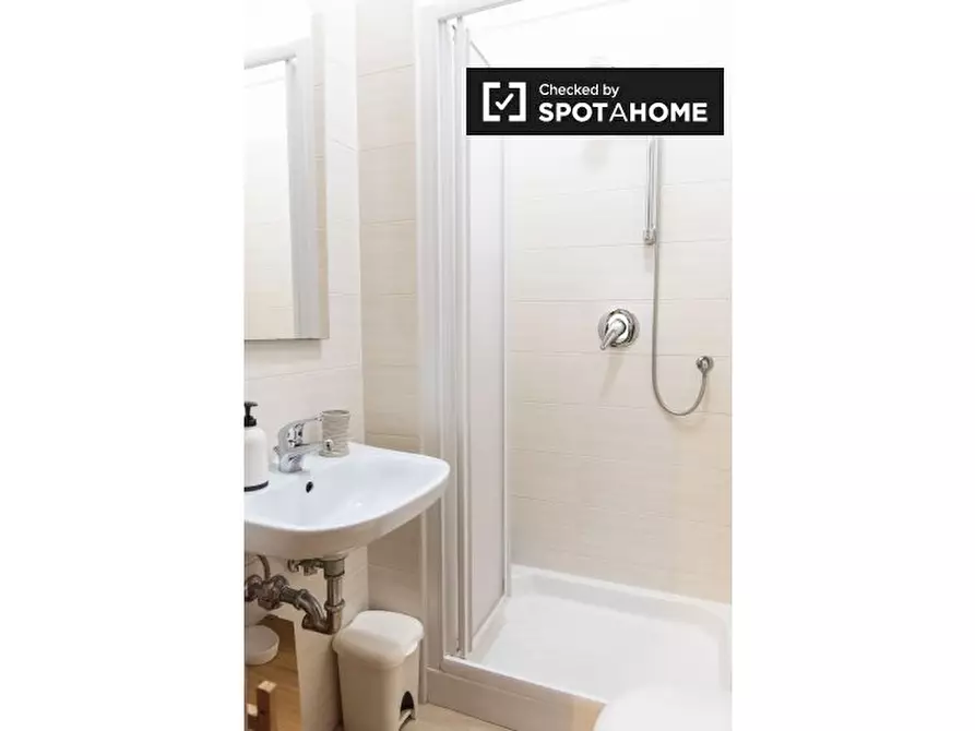 Immagine 5 di Camera condivisa in affitto  in Via Tarquinio Collatino a Roma