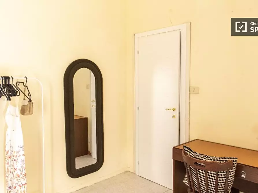 Immagine 3 di Camera condivisa in affitto  in Via Paola Falconieri a Roma