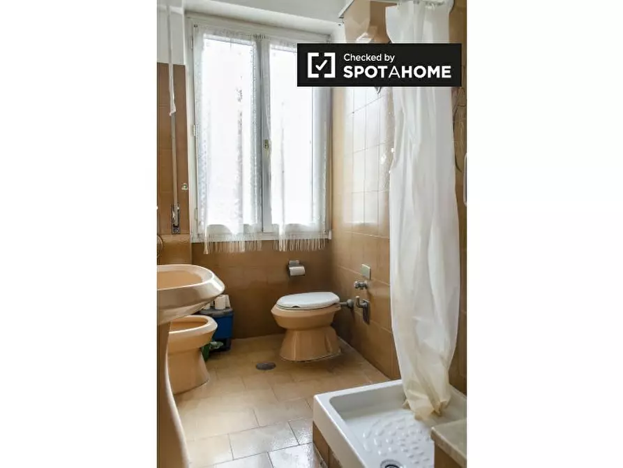 Immagine 14 di Camera condivisa in affitto  in Via Ozanam a Roma