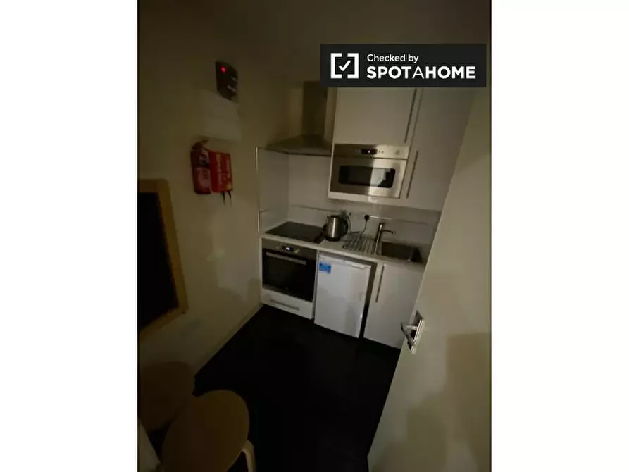 Immagine 5 di Ufficio in affitto  a Brent