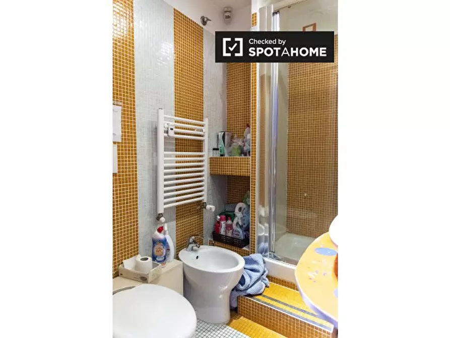 Immagine 3 di Camera condivisa in affitto  in Via dei Campi Flegrei a Roma