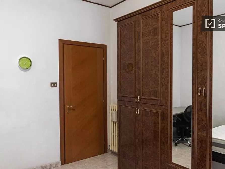Immagine 4 di Camera condivisa in affitto  in Via Genzano a Roma
