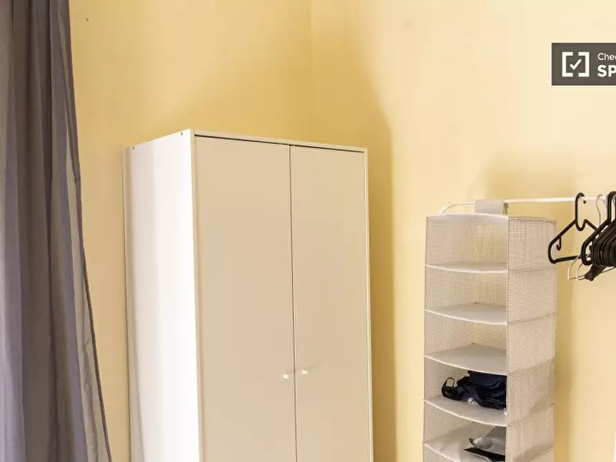 Immagine 4 di Camera condivisa in affitto  in Via Paola Falconieri a Roma